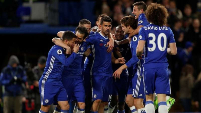 Para pemain Chelsea saat merayakan gol Diego Costa (tengah).