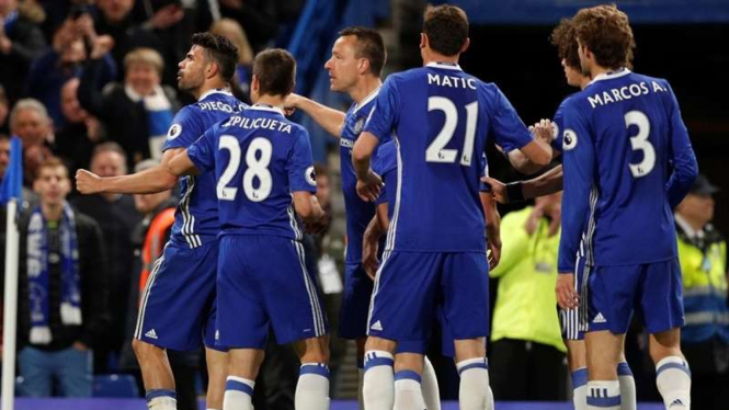 Para pemain Chelsea merayakan gol Diego Costa (paling kiri)