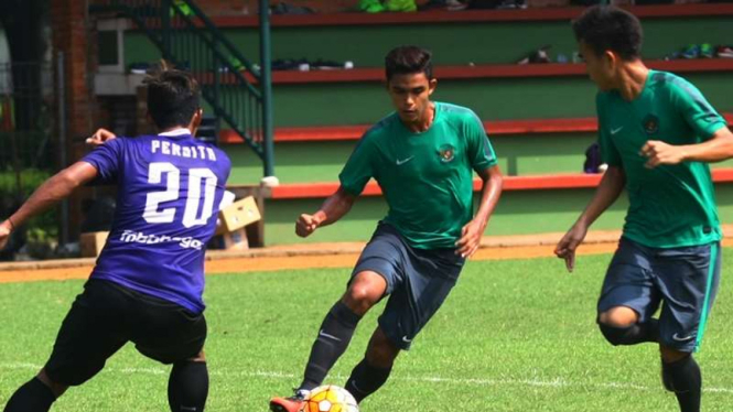 Pertandingan uji coba antara Timnas Indonesia U-22 kontra Persita Tangerang