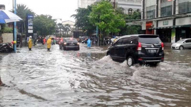 Kondisi ruas Jalan Kemang Raya yang terendam banjir, Rabu, 26 April 2017.