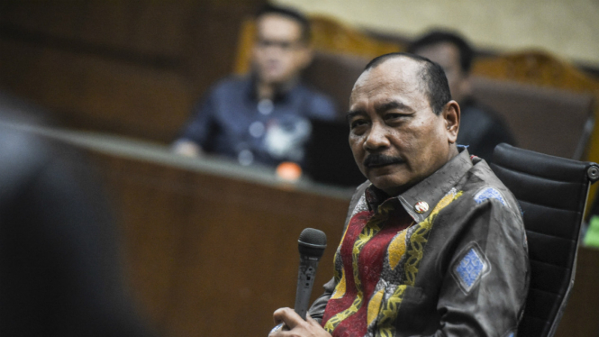 Kepala Badan Keamanan Laut (Bakamla) Laksamana Madya Arie Soedewo bersaksi di persidangan dengan terdakwa Fahmi Dharmawansyah (kiri) di Pengadilan Tipikor, Jakarta, Rabu (26/4/2017).