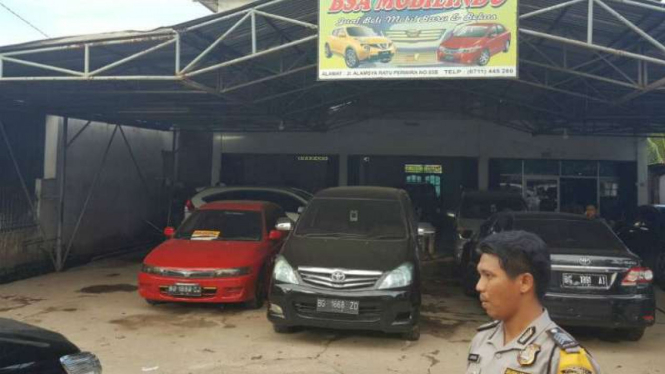 Satu Tewas dalam Penggerebekan Pabrik Sabu BerkedoBadan Narkotika Nasional menggerebek sebuah showroom mobil tempat memproduksi narkotika di Palembang, Sumatera Selatan, pada Rabu, 26 April 2017.