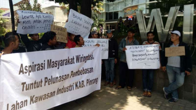 Puluhan warga Kabupaten Pinrang, Sulawesi Selatan, datang ke Makassar menggelar aksi unjuk rasa di depan Wisma Kalla, Jalan dr Sam Ratulangi, pada Rabu, 26 April 2017.