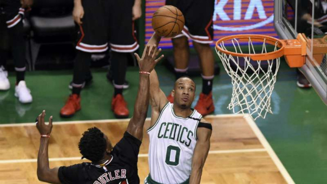 Guard Celtics, Avery Bradley, saat cetak angka di laga kontra Chicago Bulls