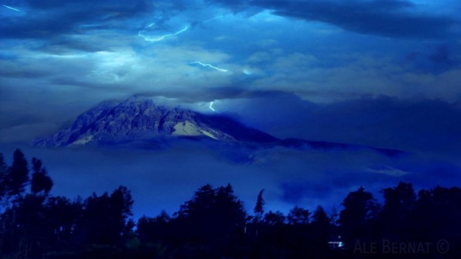 Ilustrasi gunung yang penuh misteri.