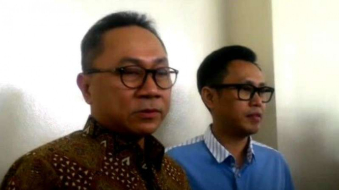 Ketua MPR Zulkifli Hasan dan Eko Patrio menjenguk Jupe, Kamis, (27/4/2017).