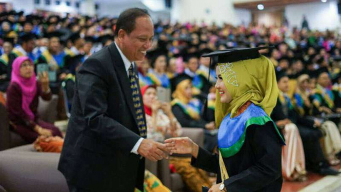 Menteri Riset, Teknologi dan Pendidikan Tinggi, Mohamad Nasir, menghadiri upacara wisuda putri keduanya di kampus Universitas Diponegoro Semarang pada Kamis, 27 April 2017.