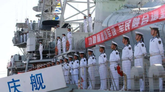 Angkatan Laut China di atas kapal penghancur, pengawal kapal induk.
