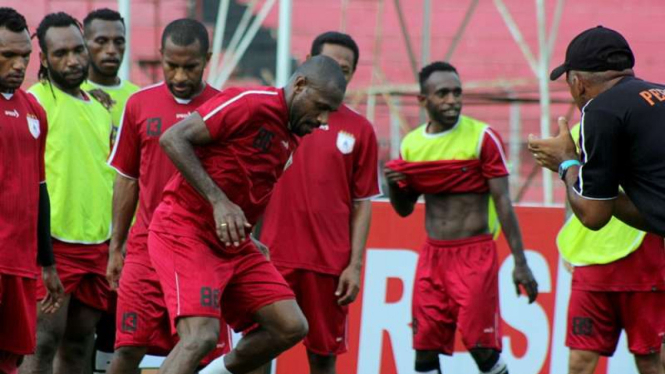 Para pemain Persipura tengah berlatih jelang lawan Semen Padang