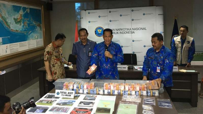 Kepala BNN Budi Waseso perlihatkan barang bukti bandar narkoba.