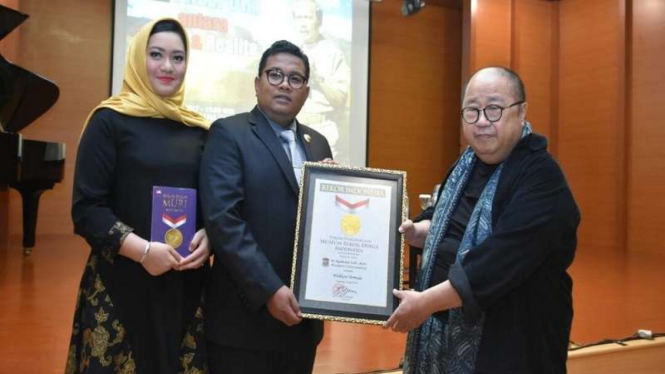 Wali Kota Tanjungbalai Sumatera Utara Muhammad Syahrial Batubara dan pendiri MURI Jaya Suprana saat menerima penghargaan wali kota termuda di Indonesia, Kamis (27/4/2017)