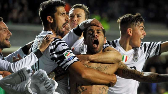 Selebrasi gol pemain Juventus, Dani Alves