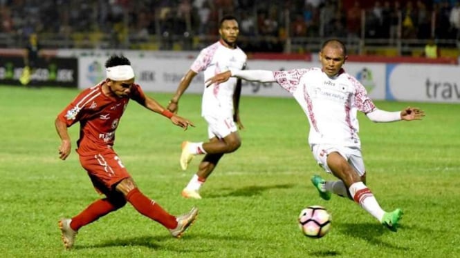 Aksi pemain Semen Padang, Riko Simanjuntak saat mengalahkan Persipura.