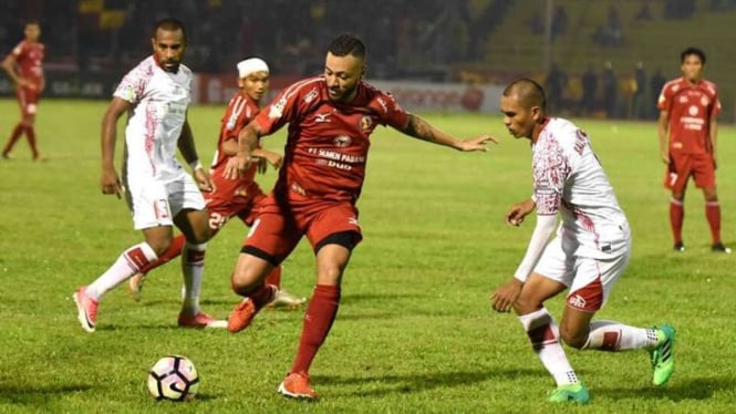 Striker Semen Padang, Marcel Sacramento dijaga ketat pemain Persipura