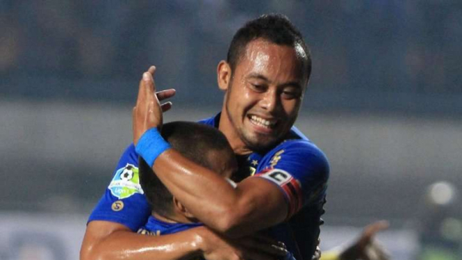 Kapten tim Persib Bandung, Atep Rizal sedang merayakan gol.
