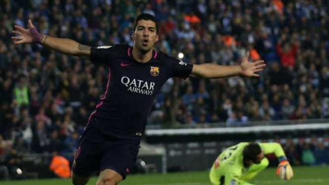 Striker Barcelona, Luis Suarez rayakan gol