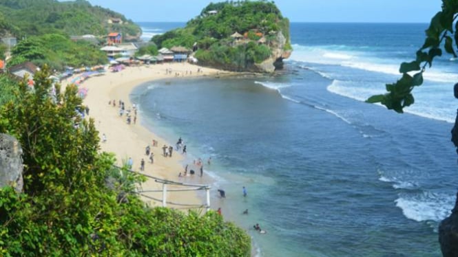 Landscape Pantai Indrayanti dari atas bukit.