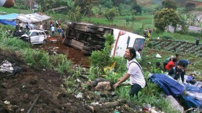 Kecelakaan bus masuk jurang di Ciloto, Puncak, Jawa Barat.