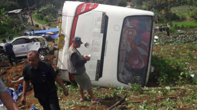 Bus masuk jurang di Ciloto, Puncak, Bogor.