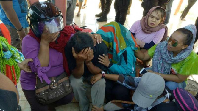 Keluarga korban menangis usai mendengar kabar kerabatnya hilang terseret ombak di Kabupaten Dompu Nusa Tenggara Barat.