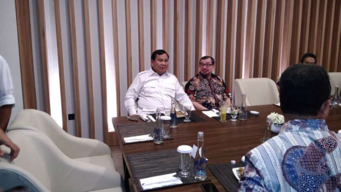 Ketua Umum Partai Gerindra Prabowo Subianto dan Ketua Majelis Syura PKS Salim Segaf Al Jufri saat makan malam bersama petinggi PKS dan pendiri GNPF, Minggu (30/4/2017)