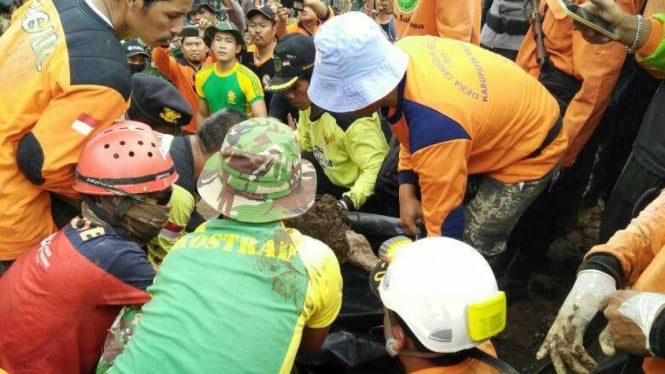 Tim SAR gabungan di lokasi banjir bandang Magelang.