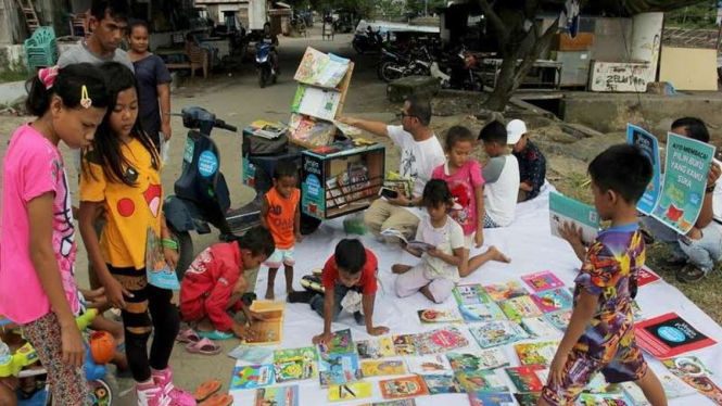 Vespa Pustaka yang membawa sejumlah buku bacaan gratis untuk anak pinggiran di Sumatera Barat, Minggu (30/4/2017)
