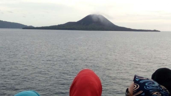 Wisatawan nikmati letusan anak krakatau.