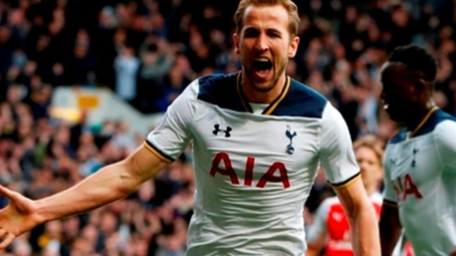 Striker Tottenham Hotspur Harry Kane rayakan gol