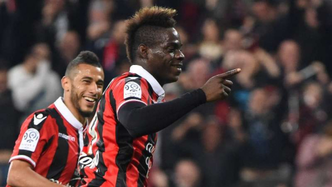 Striker OGC Nice, Mario Balotelli rayakan gol