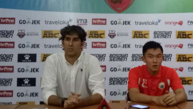 Pelatih Persija Jakarta,  Stefano Cugurra Teco (kiri)