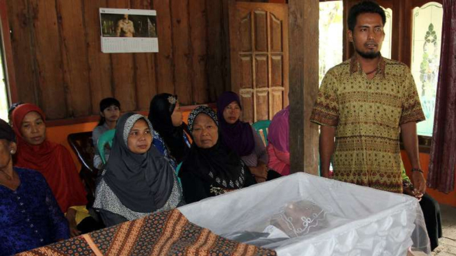 Para pelayat di dekat peti jenazah Sodimejo alias Mbah Gotho, manusia tertua asal Sragen, pada Senin, 1 Mei 2017.