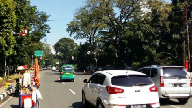 Sejumlah ruas jalan utama di Kota Bandung lengang saat peringatan Hari Buruh se-Dunia pada Senin, 1 Mei 2017.