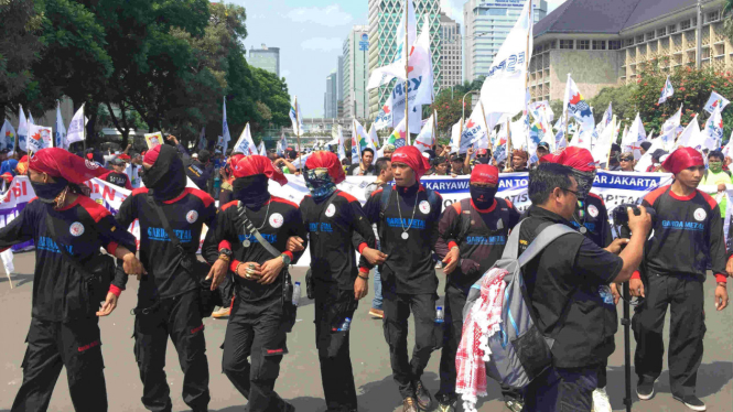 Buruh turun ke jalan peringari Hari Buruh Internasional