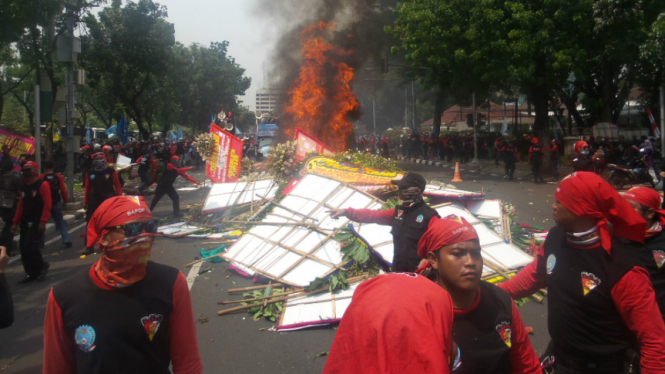 Demo buruh di kawasan Patung Kuda, Monas, Jakarta Pusat.