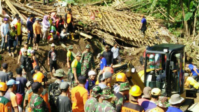 Proses evakuasi korban banjir bandang di Kecamatan Grabag, Magelang, Jawa Tengah, pada Senin, 1 Mei 2017.