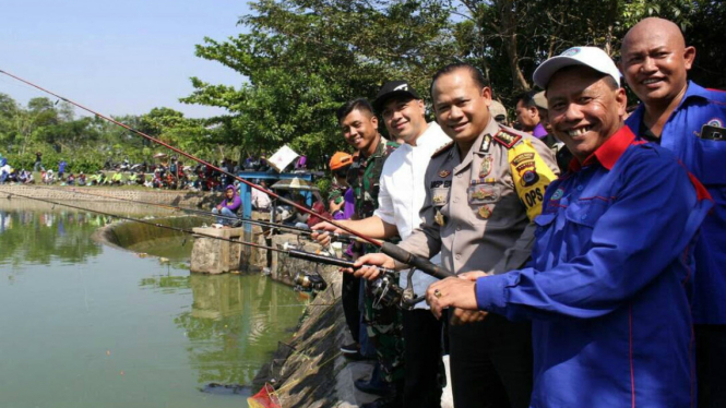 Buruh di Kabupaten Tangerang mancing bersama Bupati Ahmed Zaki Iskandar (kemeja putih).