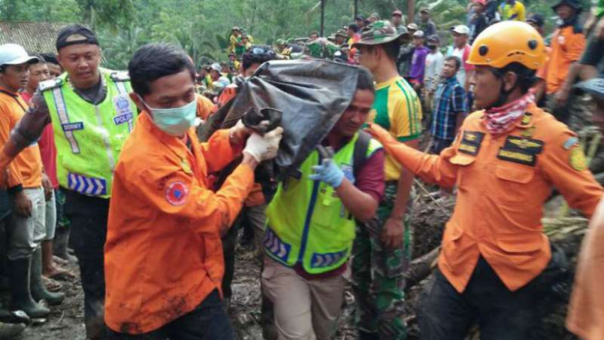Tim SAR gabungan mengevakuasi korban ke-11 banjir bandang Magelang, Jawa Tengah, pada Senin, 1 Mei 2017.