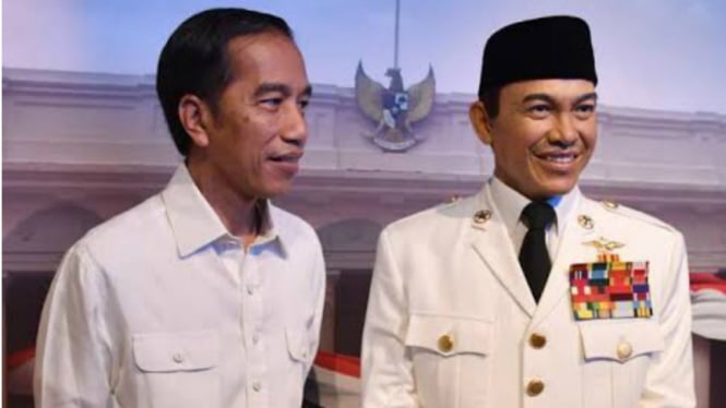 Presiden Jokowi dan patung lilin Presiden Soekarno di Museum Madam Tussauds Hong Kong.