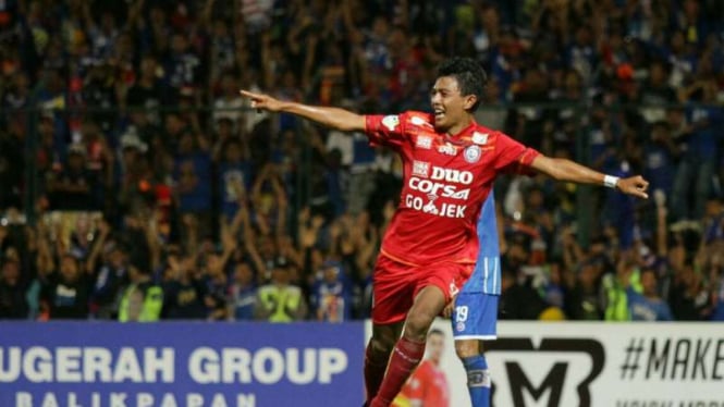 Penyerang Arema FC, Dedik Setiawan rayakan gol