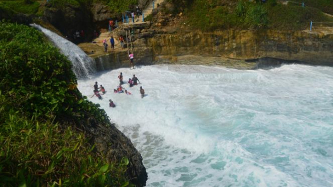 Pantai Banyu Tibo Serunya Berenang Dihantam Ombak Viva