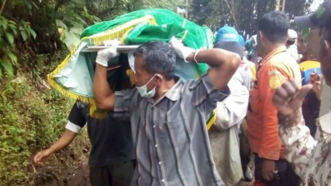 Tim SAR dan warga mengevakuasi korban tewas terakhir banjir bandang di Magelang, Jawa Tengah, pada Selasa, 2 Mei 2017.