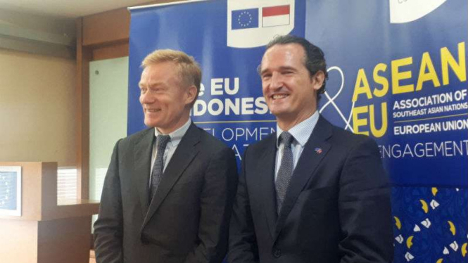 Duta Besar Uni Eropa untuk Indonesia, Vincent Guerend (kiri)