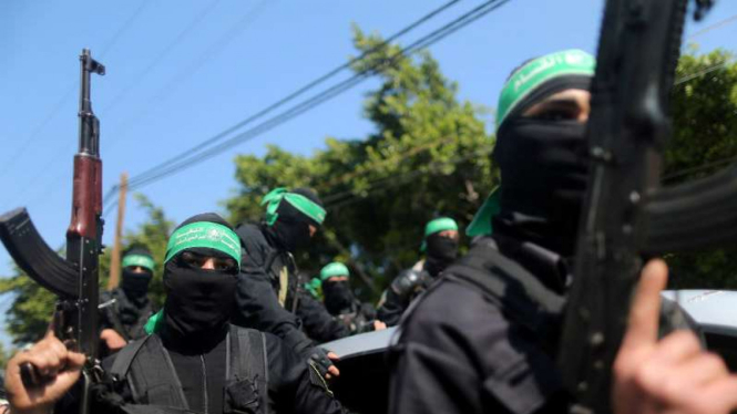 Para militan Hamas ikut  penguburan jenazah tentara Hamas senior di kota Gaza
