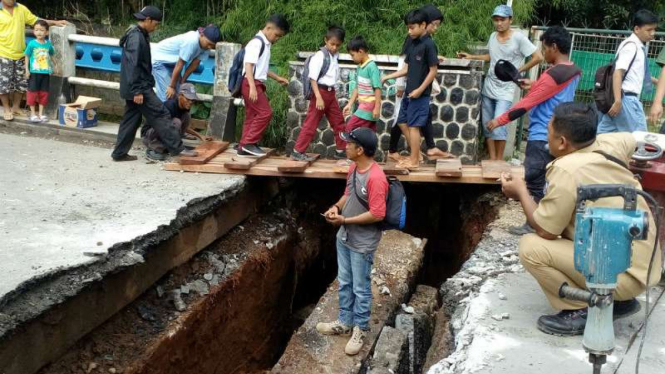 Jembatan Pitara di Kota Depok, Jawa Barat, ambles pada Selasa, 2 Mei 2017.