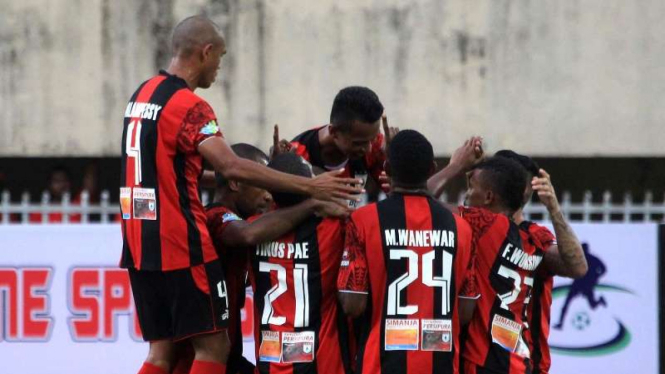 Para pemain Persipura Jayapura merayakan gol