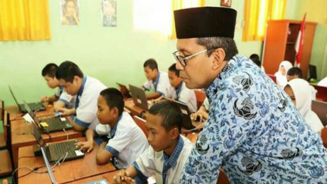 Wali Kota Makassar, Mohammad Ramdan Pomanto memantau pelaksanaan UNBK 