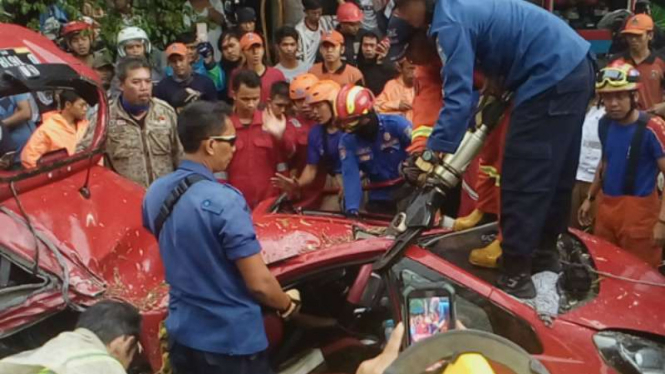 Honda Jazz tertimpa pohon di Lenteng Agung