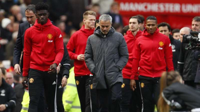 Manajer Manchester United, Jose Mourinho (tengah).
