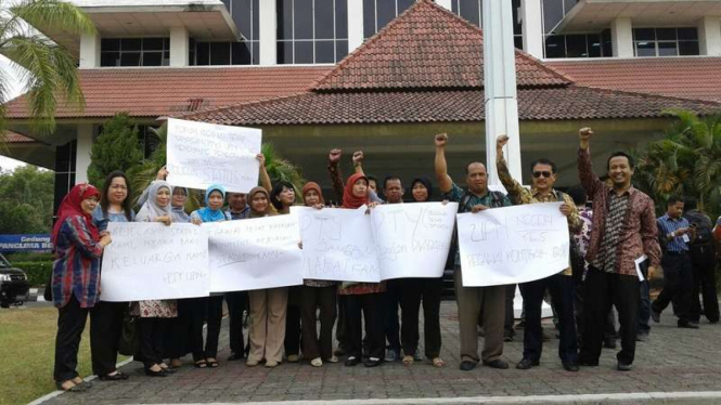  Sejumlah dosen di Universitas Pembangunan Nasional (UPN) Veteran Yogyakarta saat menggelar aksi unjuk rasa menuntut kejelasan status pada tahun 2014